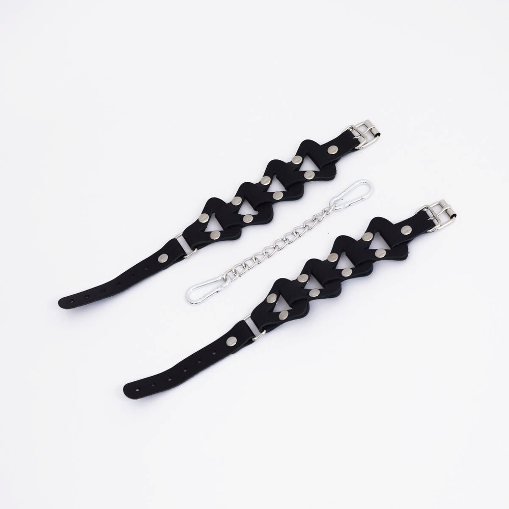 Черные кожаные оковы из звеньев