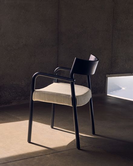 Стул Falconera со съемным чехлом из массива дуба с черной отделкой FSC Mix Credit Испания La Forma