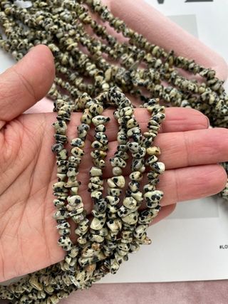 Нить бусины из далматиновой яшмы 7-8мм (галька)