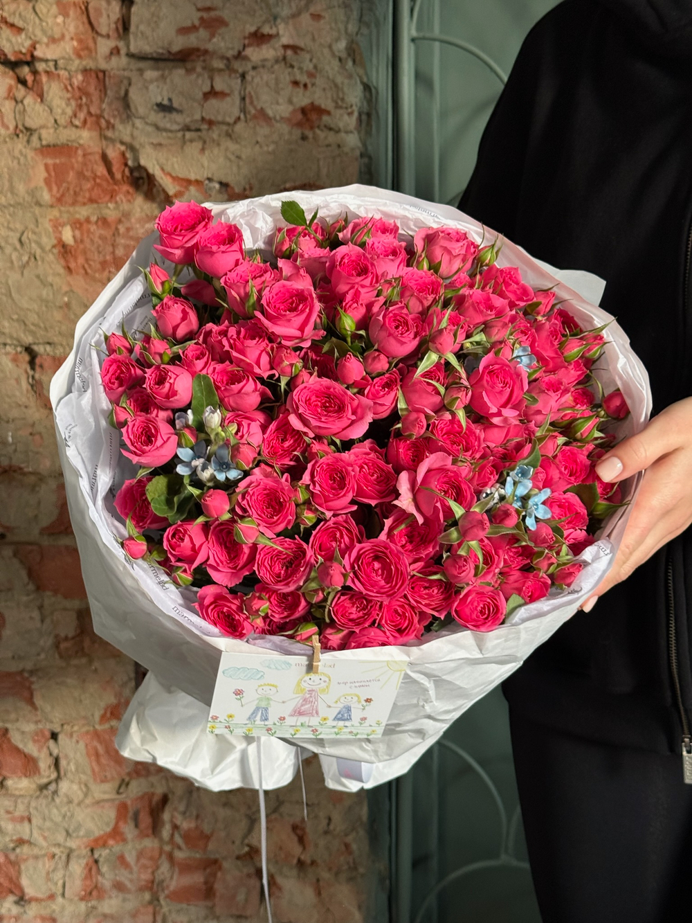 Букет из яркой кустовой пионовидной розы и оксипеталума