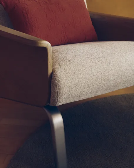 Кресло Amsen, бежевое с подлокотниками из шпона дуба