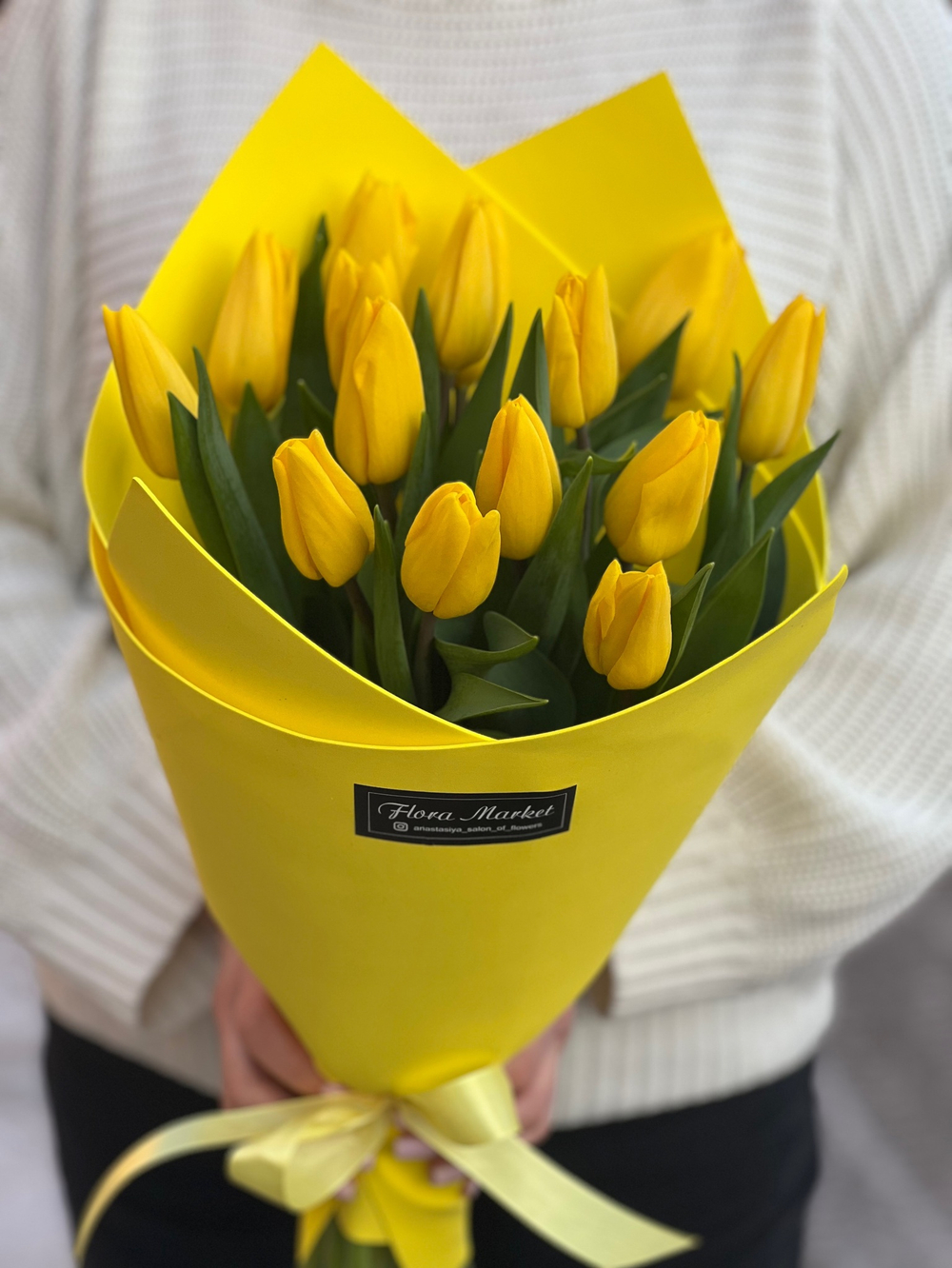 Яркий букет из желтых тюльпанов в стильном оформлении от Флора Маркет