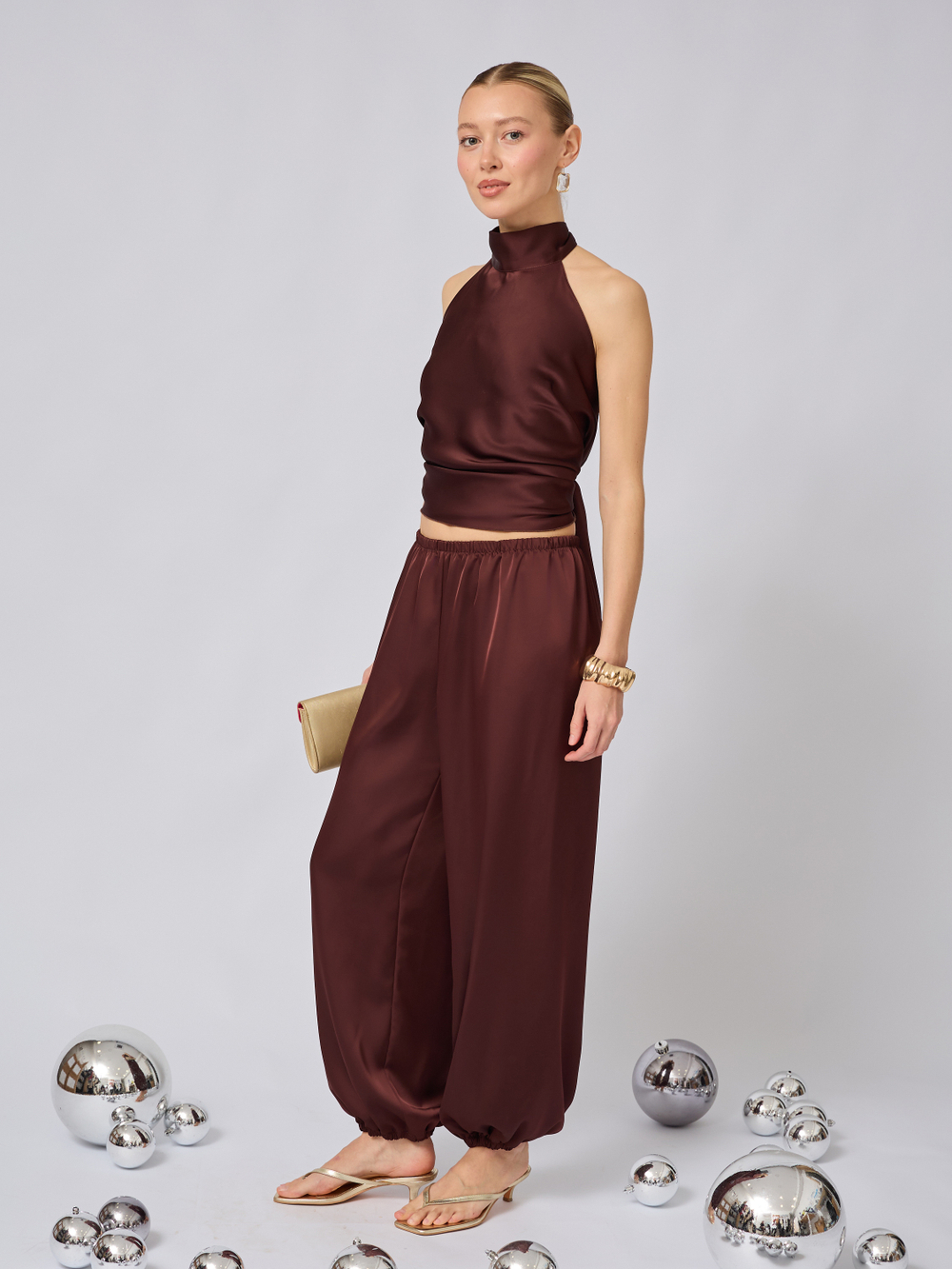 Топ халтер с открытой спиной из атласа