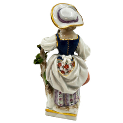 [Коллекционный предмет] Фарфоровая статуэтка "Девочка с серпом и лейкой". G4. Мейсен (Meissen)