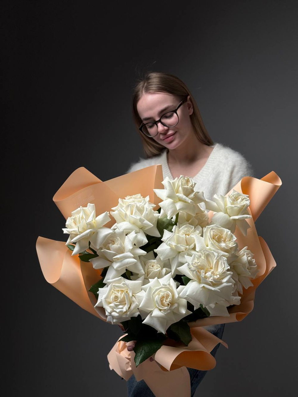 15 белых французских роз в упаковке