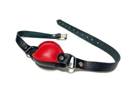 Красно-черный кожаный кляп на ремешках с пряжкой