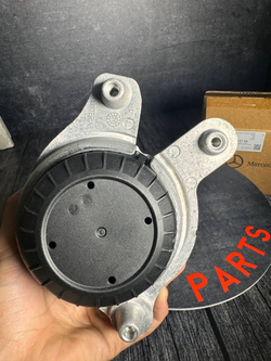 Подушка ДВС передняя левая L Mercedes-Benz W213 A2132400700