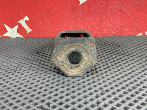 Кронштейн амортизатора переднего