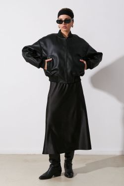 Бомбер из экокожи черного цвета