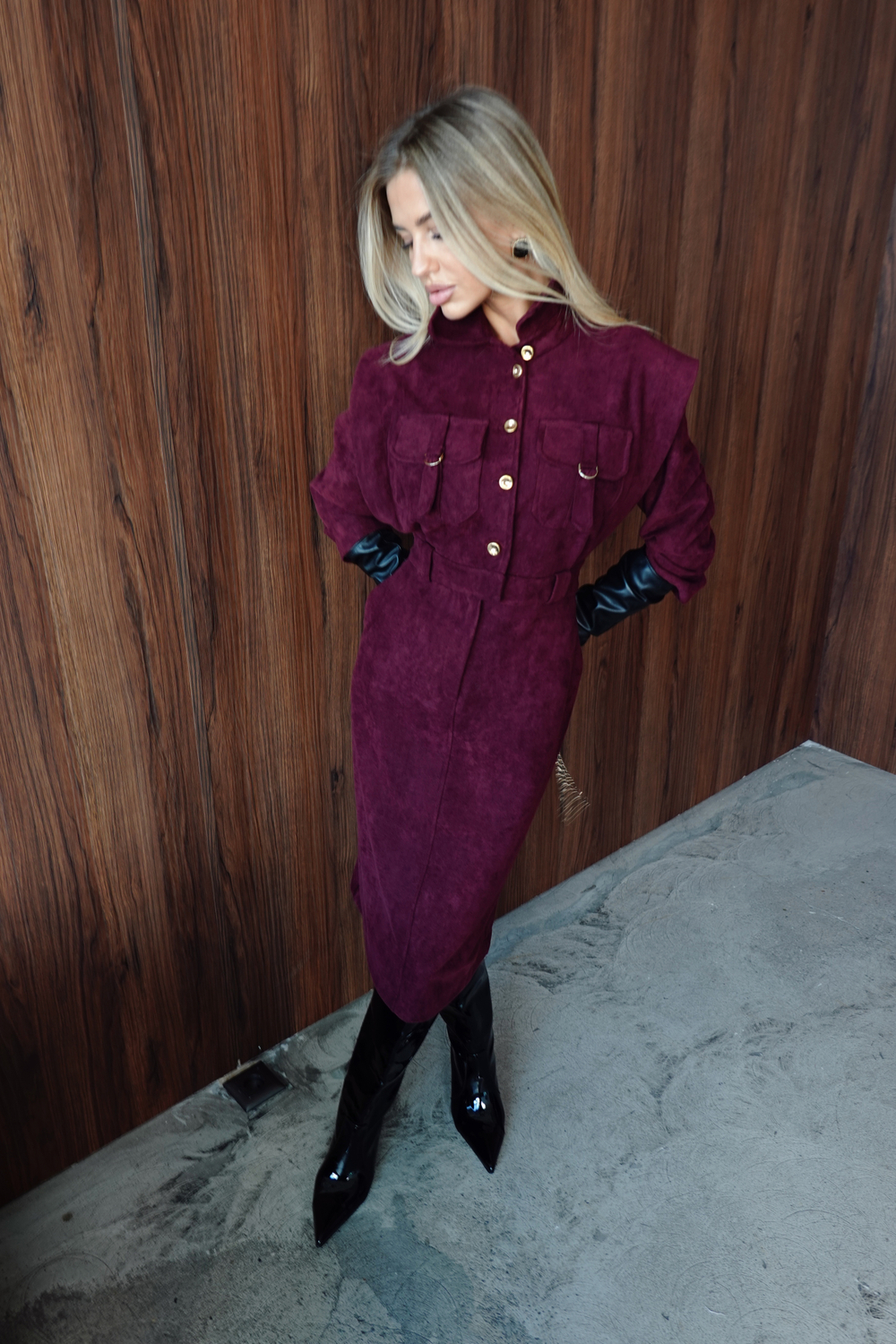 Платье из спандекса с акцентными плечами и карманами