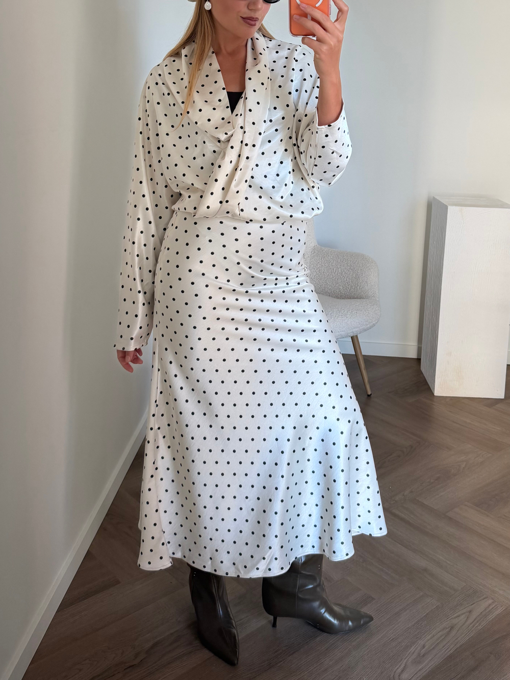 Юбка в горошек из атласа молочный