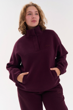 Свитшот с воротником на кнопках из футера с начесом в винном цвете
