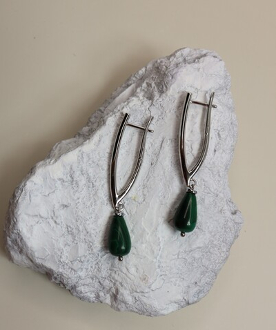 Серьги бижутерия с натуральным малахитом «Малахитовый силуэт»