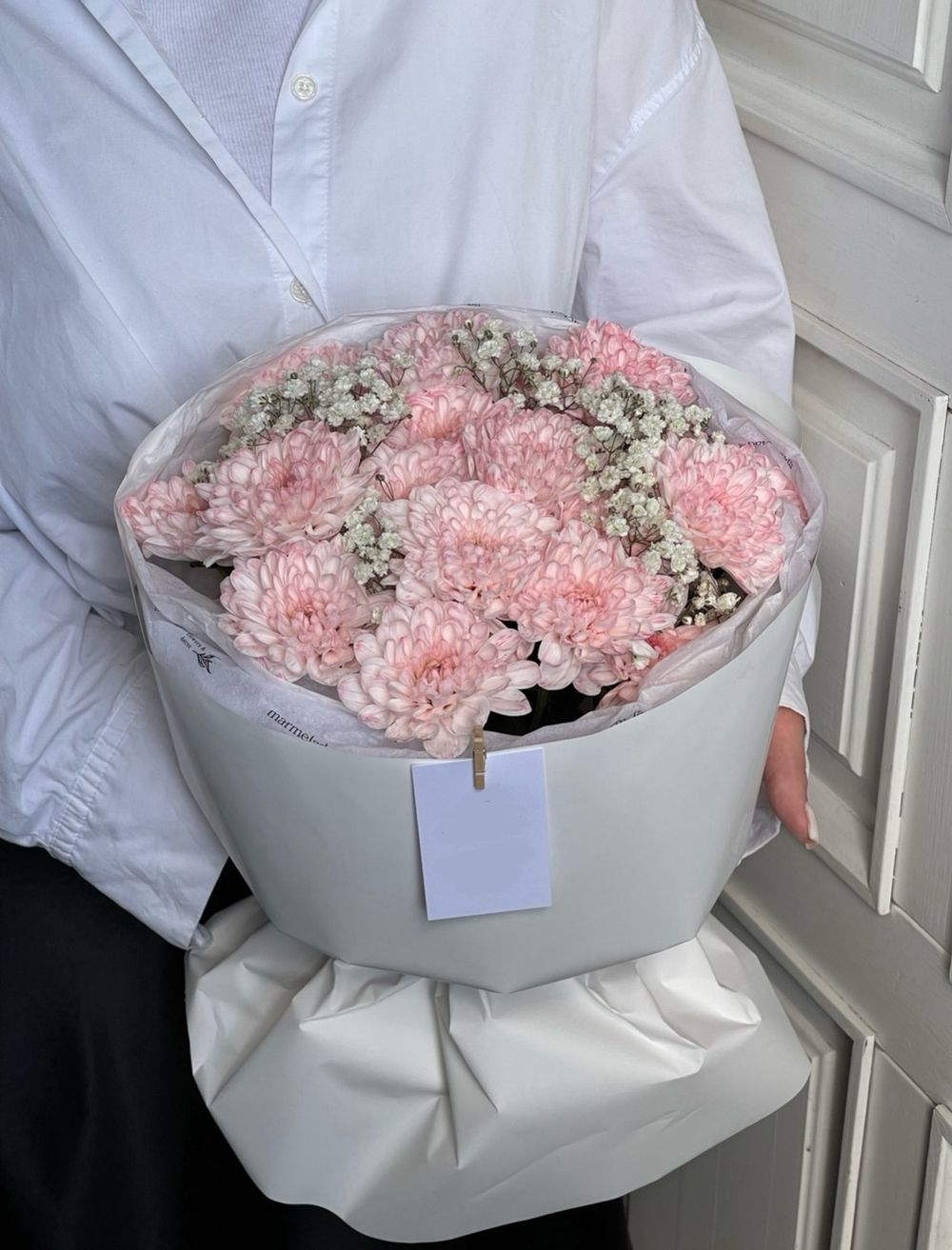 Авторский букет из персиковой хризантемы и белой гипсофилы