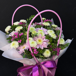 Сумочка с хризантемами и сортовой гвоздикой в зелени