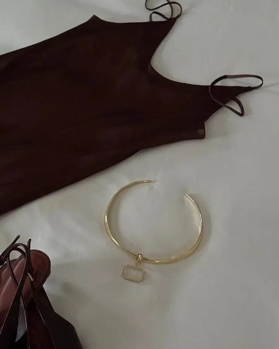 Колье под золото с подвеской камень