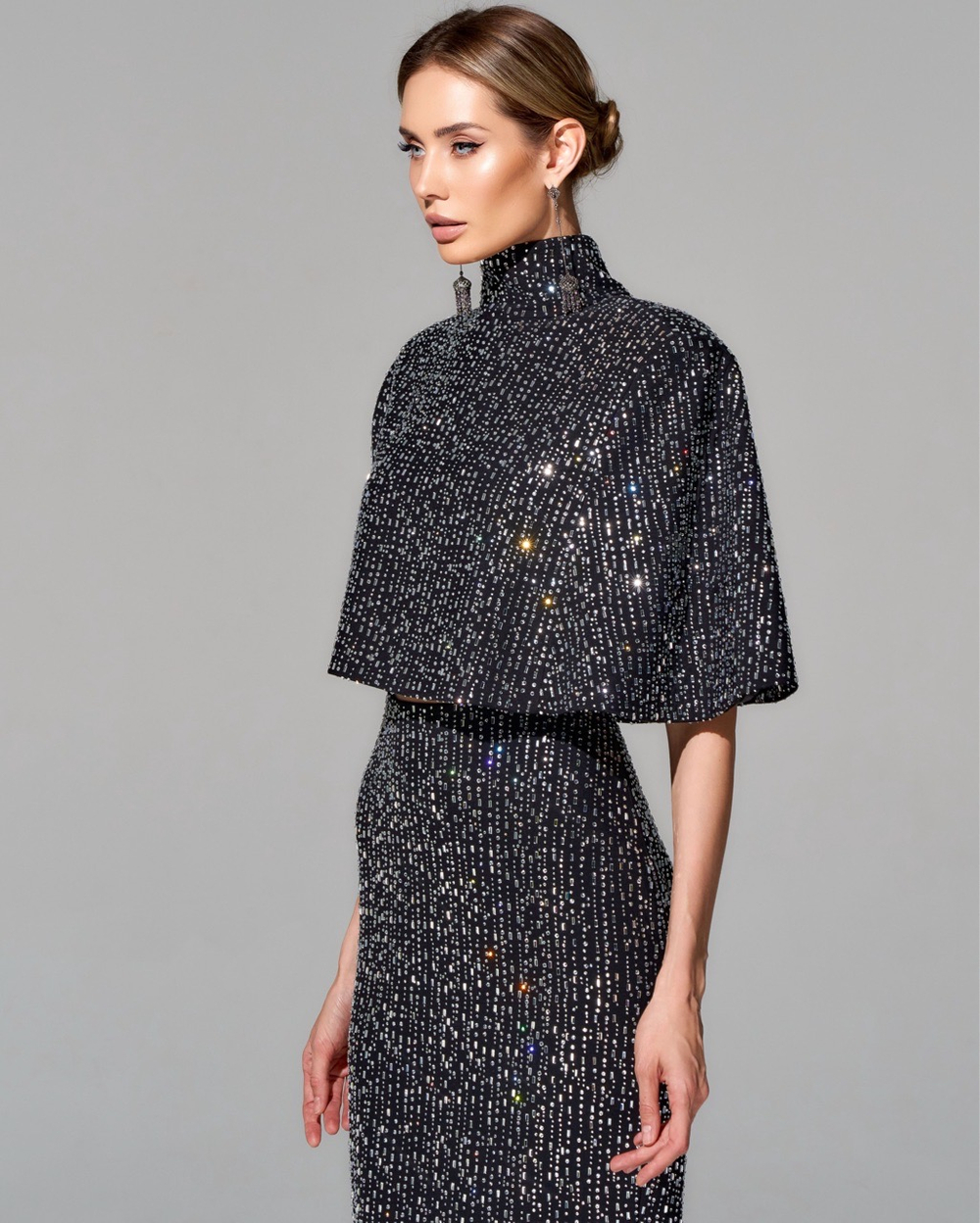 Укороченный кейп с отделкой кристаллами Swarovski