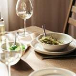 IKEA DAGGASTER (ИКЕА)Тарелка глубокая, горошек/светло-бежевый, 19 см