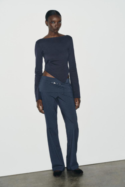 ZARA ФУТБОЛКА С АСИММЕТРИЧНЫМ ВЫРЕЗОМ ЛОДОЧКОЙ, МОРСКОЙ СИНИЙ