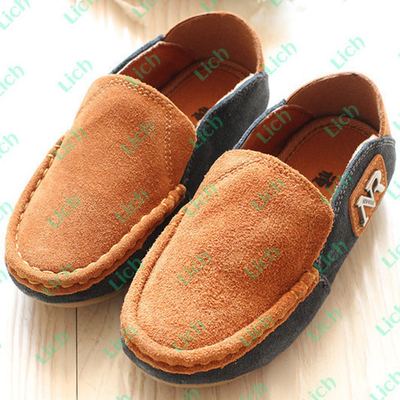 Мокасины детские контрастных цветов с металлическими буквами