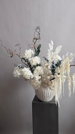 Композиция в кашпо Банксия