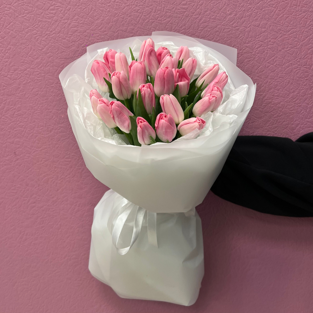 Букет свежих розовых тюльпанов