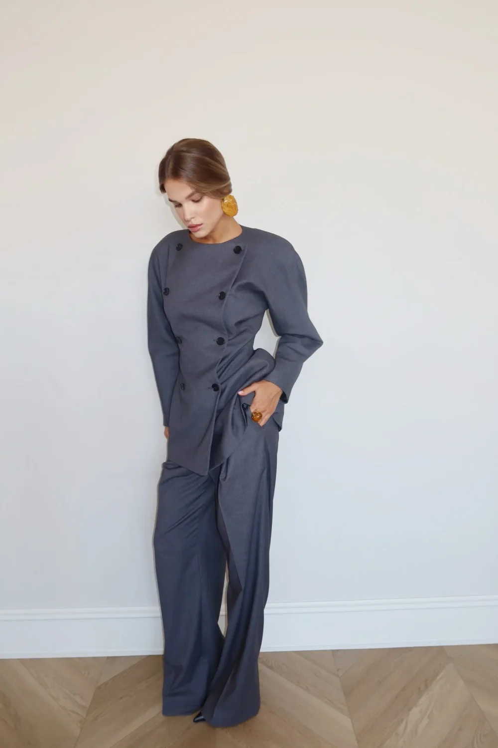 Приталенный двубортный пиджак с объемными плечами, Серый