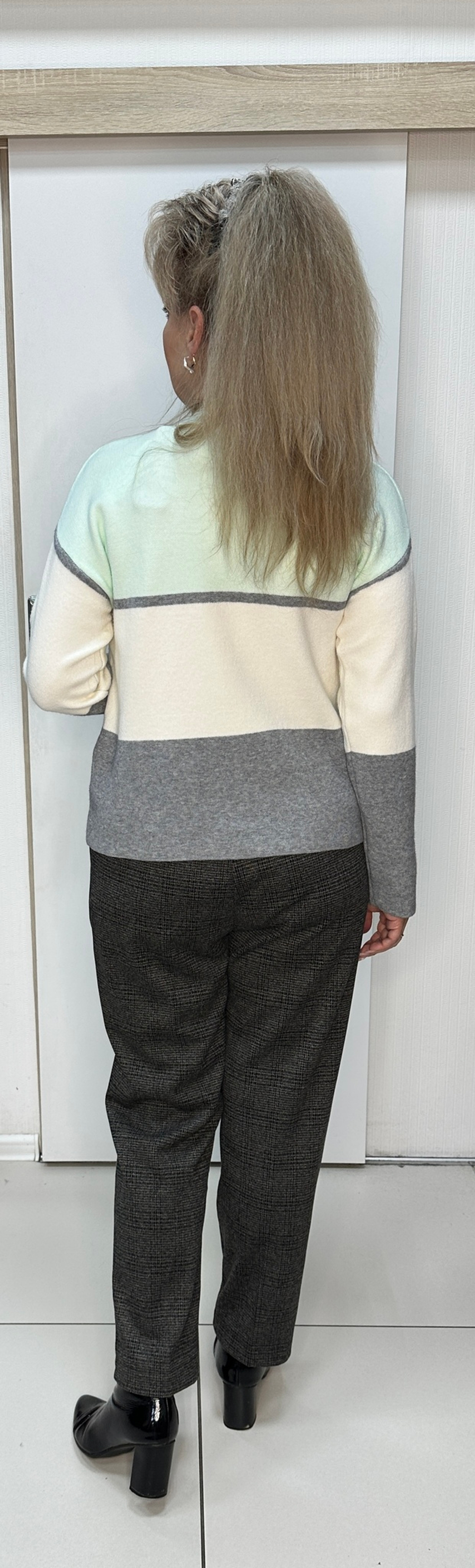 Джемпер с трехцветным принтом