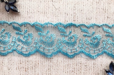 Вышивка на органзе, ш. 4,3 см.