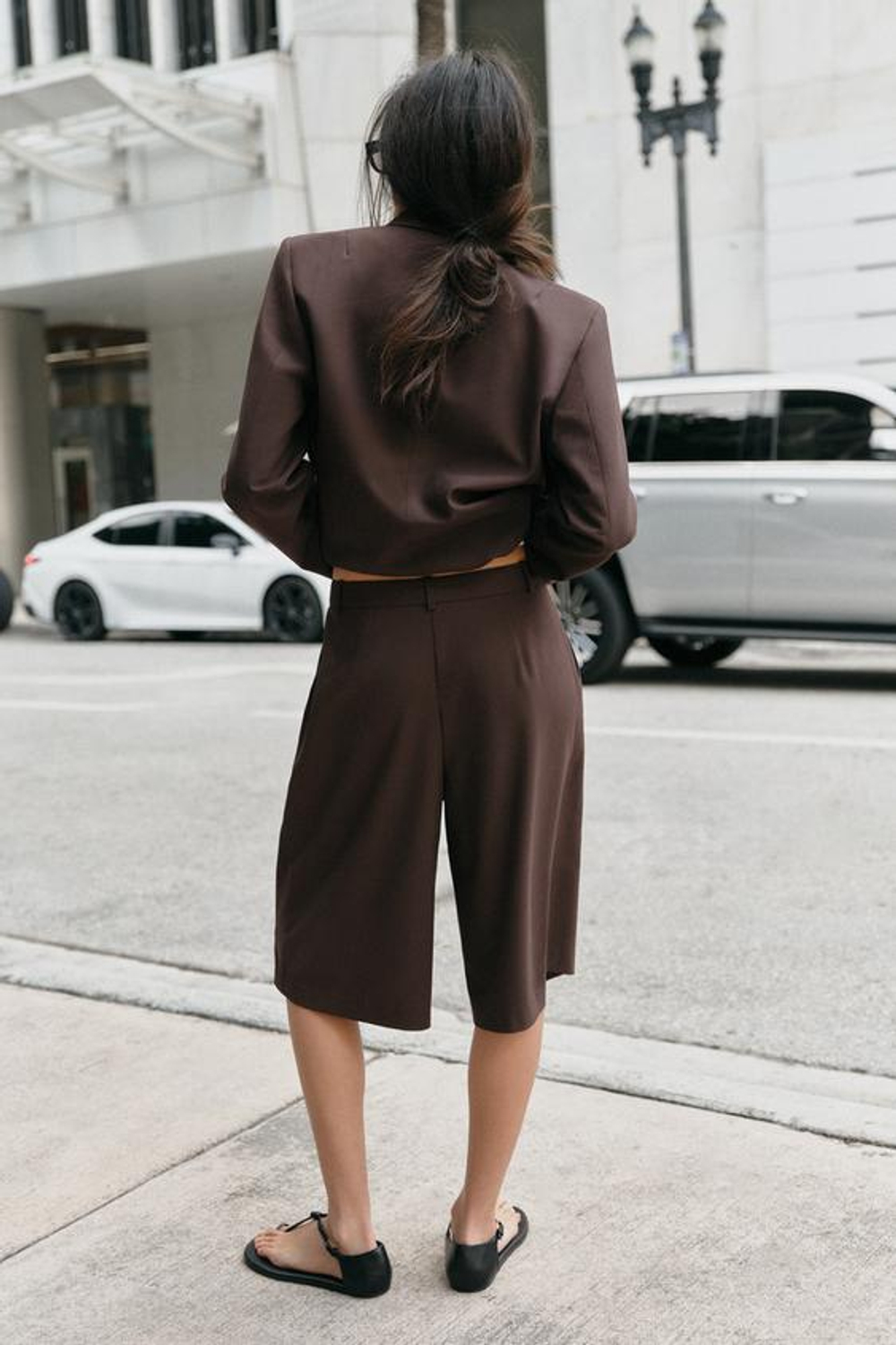 ZARA ДЛИННЫЕ БЕРМУДЫ С ЗАЩИПАМИ, КОРИЧНЕВЫЙ