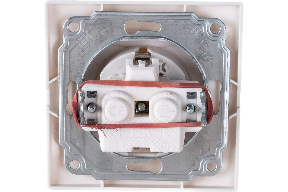 Розетка 1-местная РСбш10-3-КБ с заземлением с защитной шторкой с крышкой 16А КВАРТА белый IEK