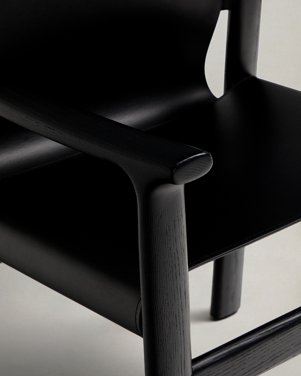 Стул Jan из переработанной кожи черного цвета и ясеня в черном цвете