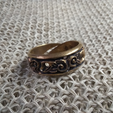 Кольцо со скандинавским орнаментом.