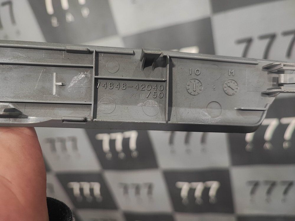 Накладка обшивки двери левая задняя RAV4 (XA40) 12-19 Б/У Оригинал 7464642040