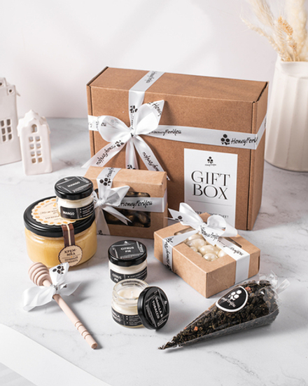 Подарочный набор с медом, свечами, орехами и чаем