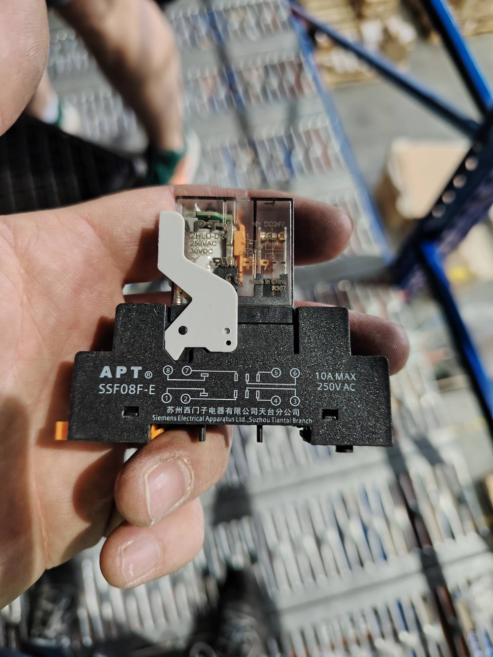 803749575 Промежуточное реле SR2HLD-D24+SSF08F-E