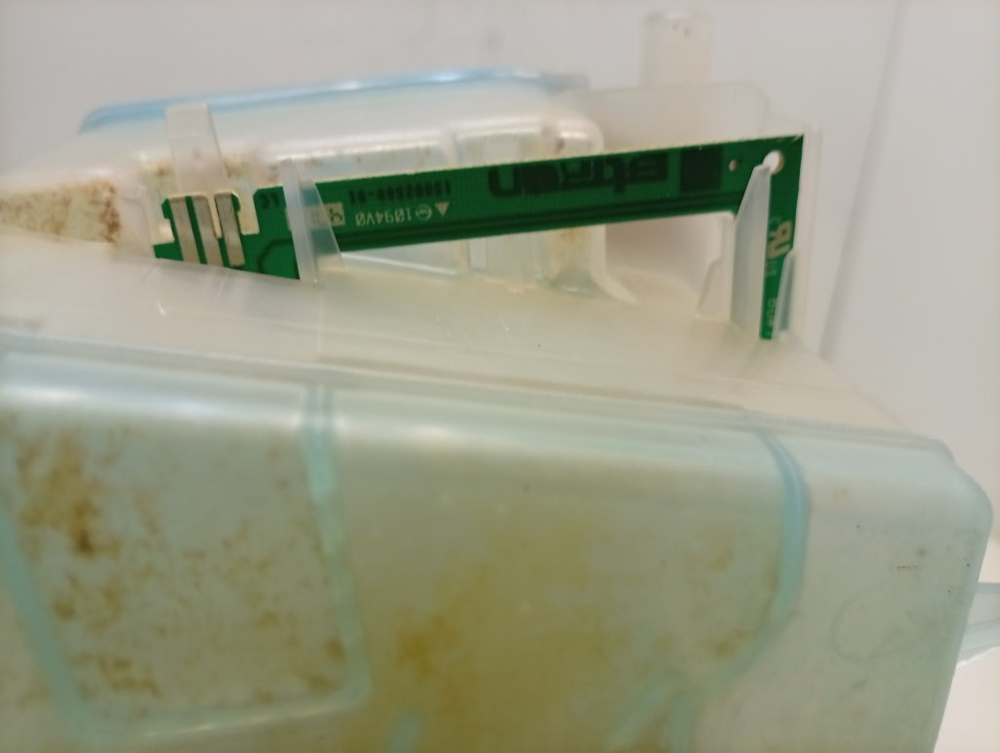 LFTA+5H1741 ктп11 Бачок соли (декальцификатор) для посудомоечных машин Indesit, Ariston C00302237 б/у