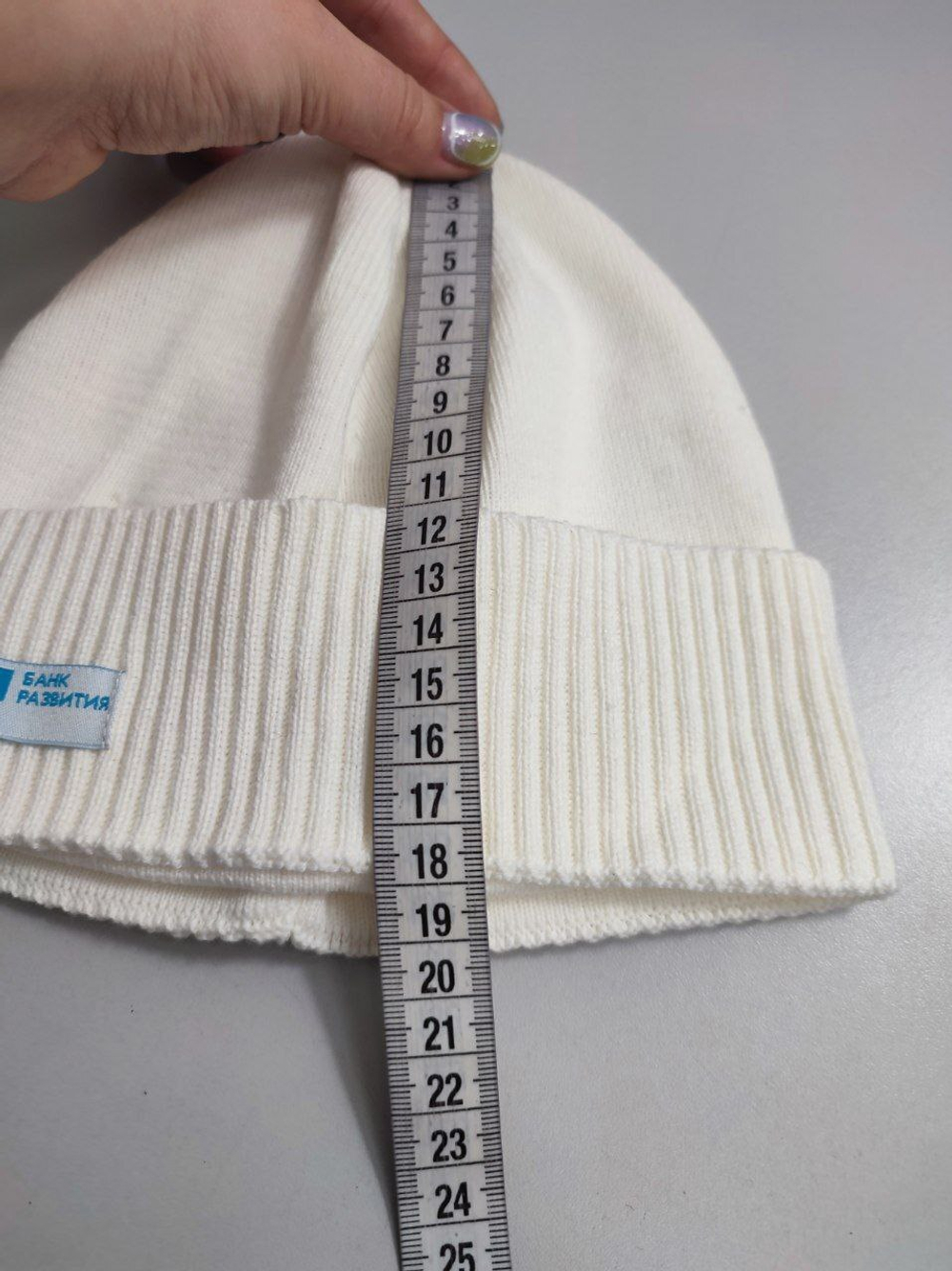 Шапка белая стильная