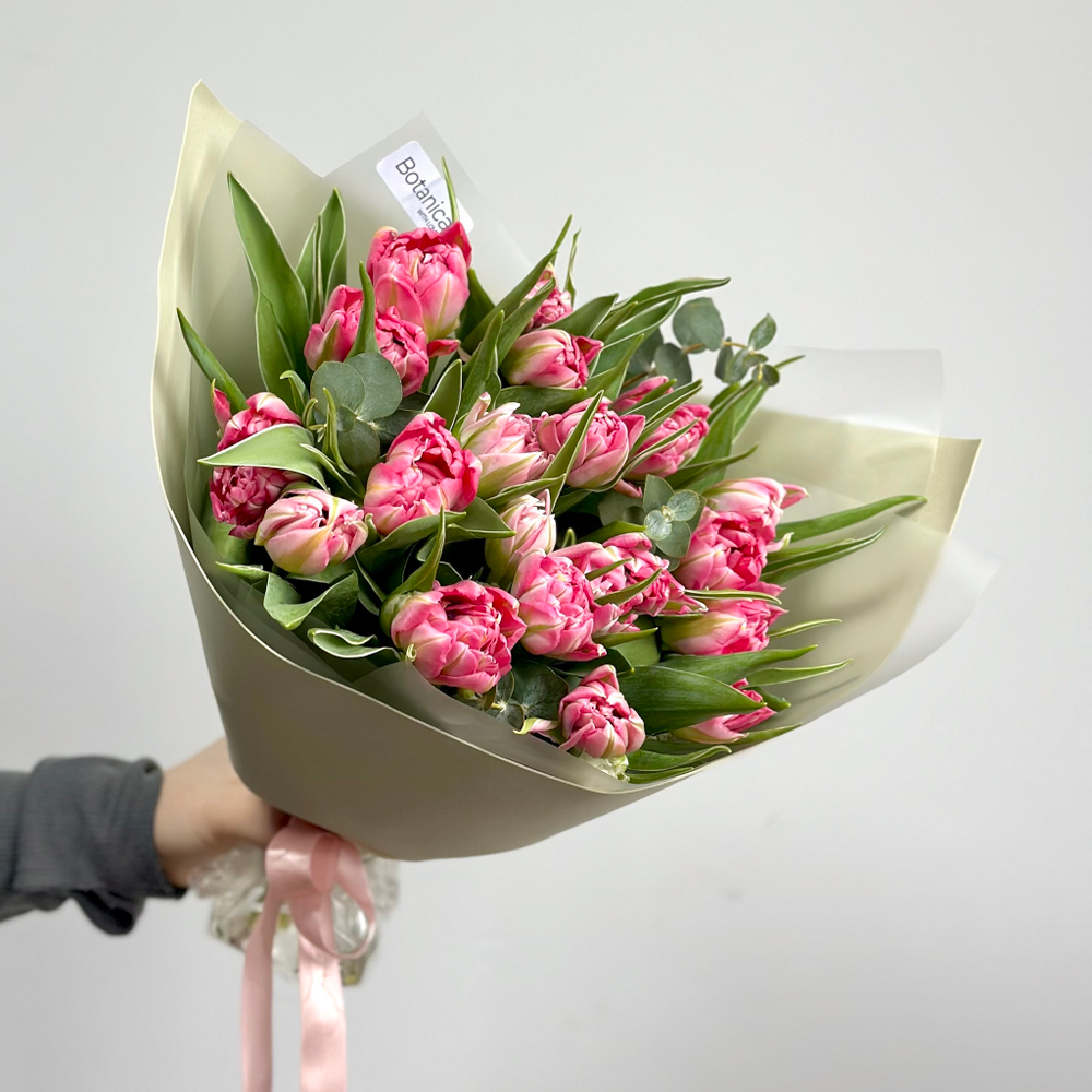 Букет из 19 пионовидных тюльпанов «Флеш Поинт» и эвкалипта. Букет 1089.