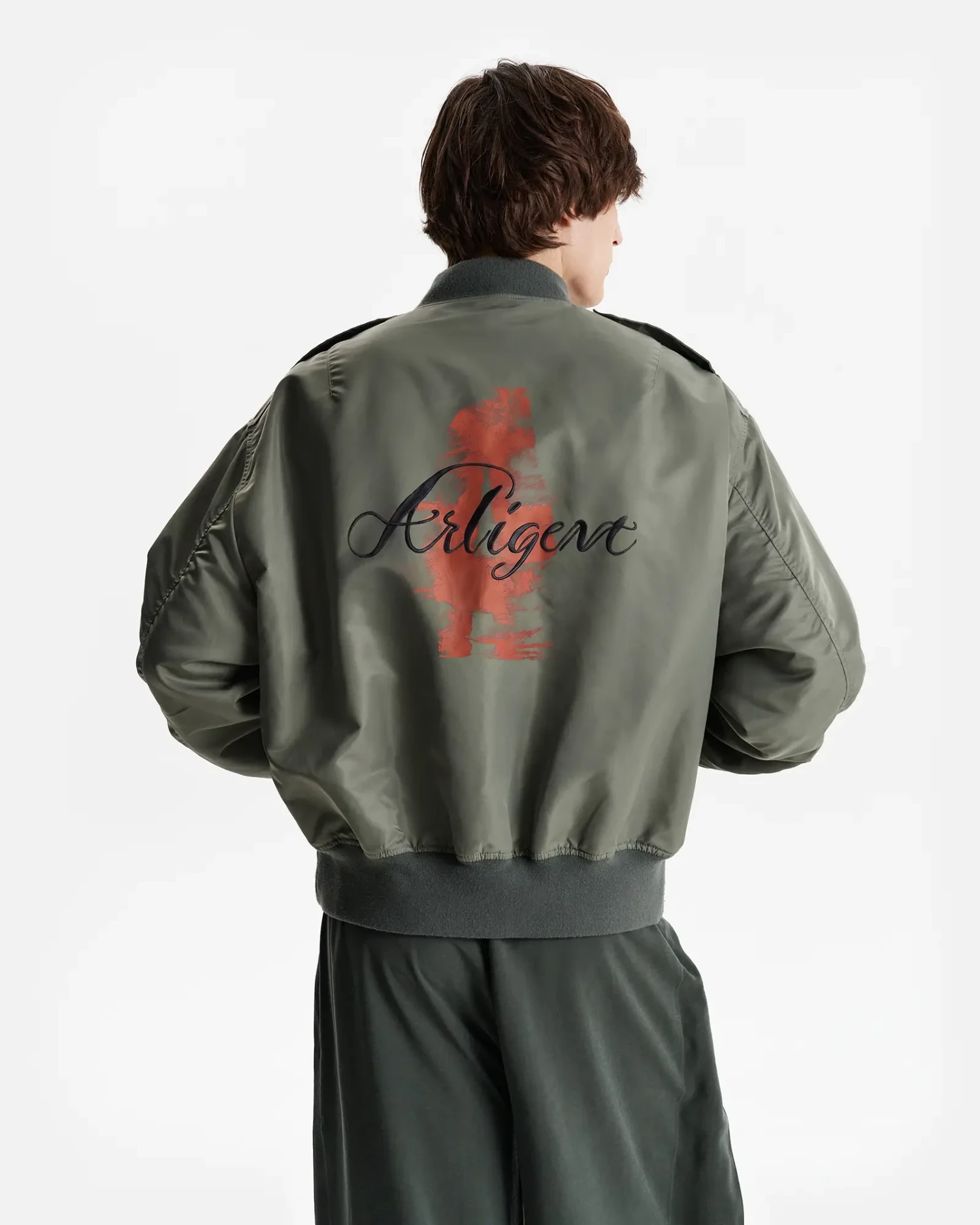 Бомбер с вышивкой