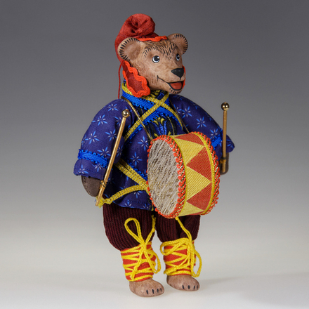 Ёлочная игрушка Медведь в колпаке с барабаном