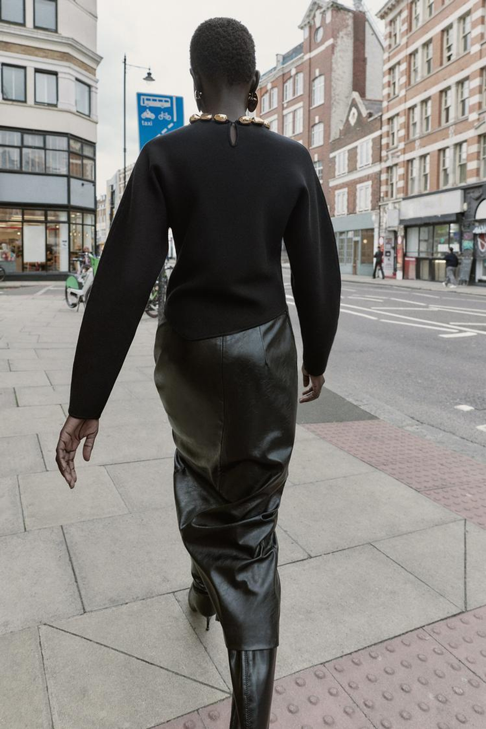 ZARA ДЖЕМПЕР ВЯЗАНЫЙ С БУСИНАМИ НА ВОРОТНИКЕ, ЧЕРНЫЙ