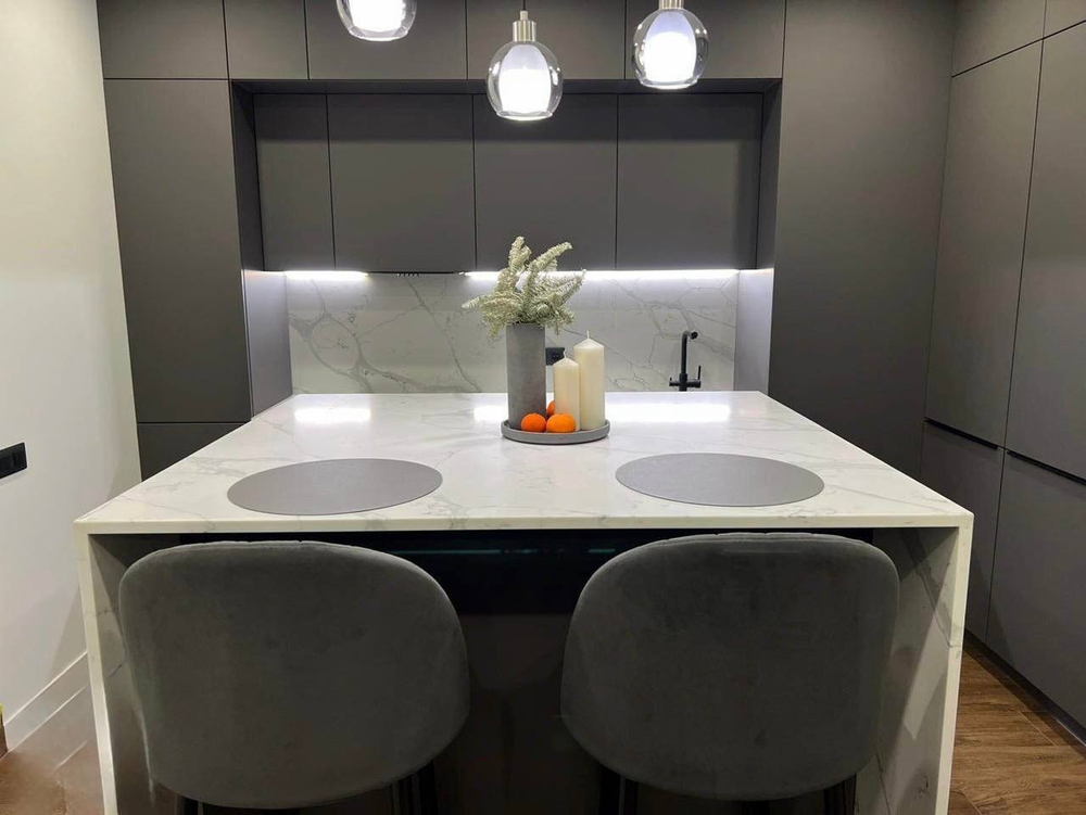 Кухня с островом из кварцевого агломерата Calacata