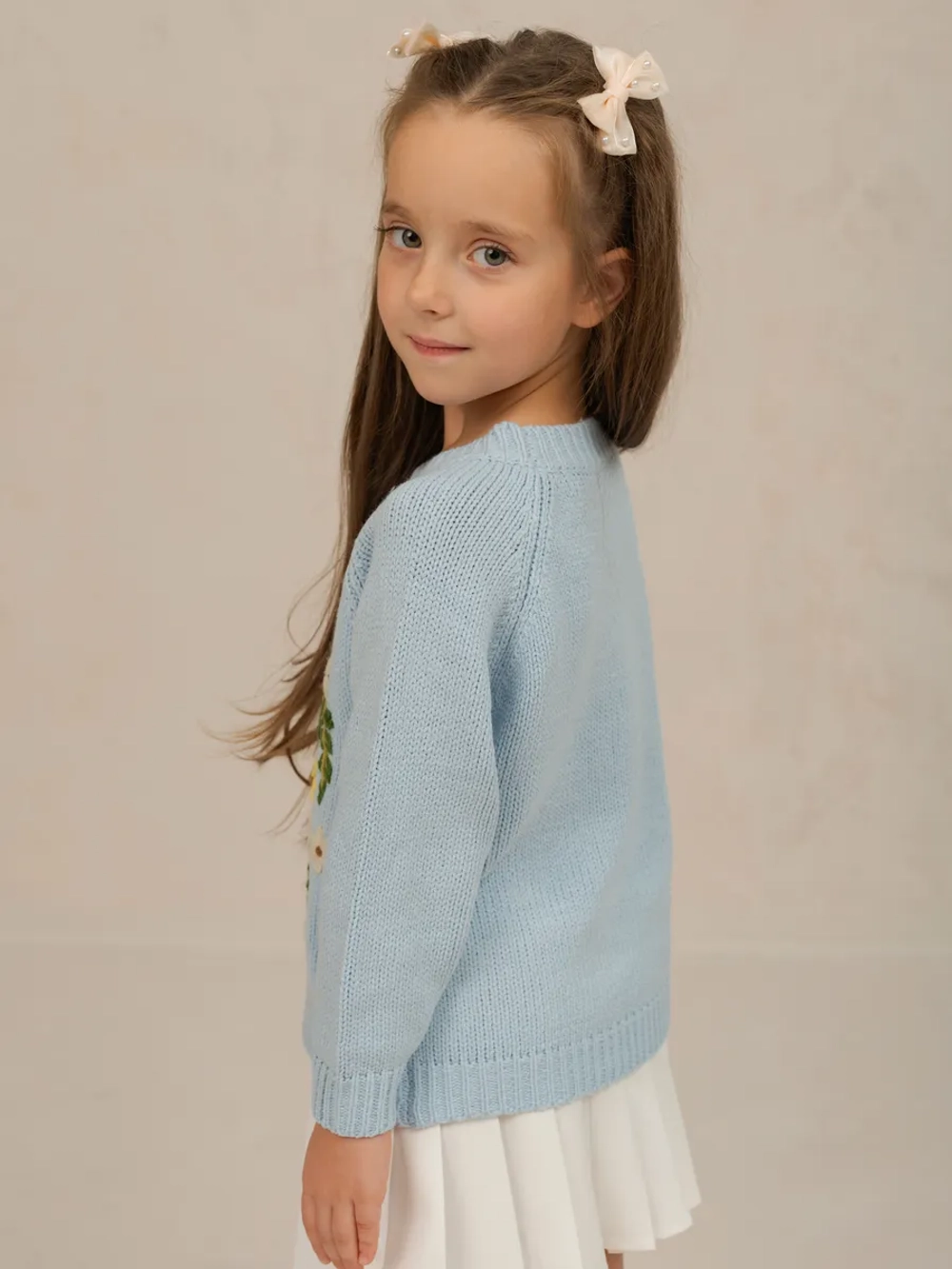 Джемпер вязаный для девочки с вышивкой