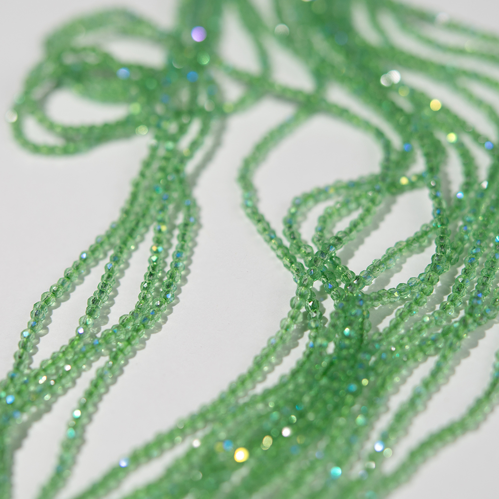 Шпинель синтетическая с эффектом иризации, оттенок "Яблоко", 2мм, шар, микроогранка