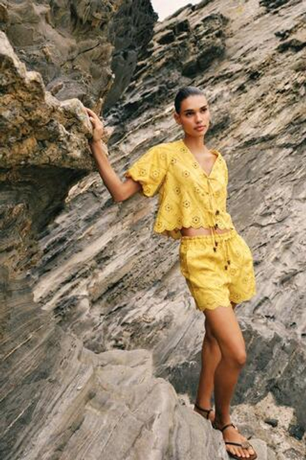 ZARA ШОРТЫ С ПЕРФОРИРОВАННОЙ ВЫШИВКОЙ, ГОРЧИЧНЫЙ