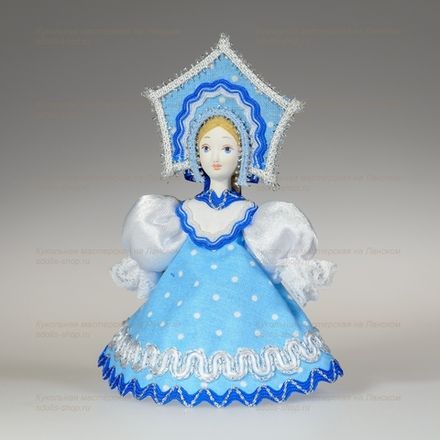 Малая подвесная кукла в большом кокошнике