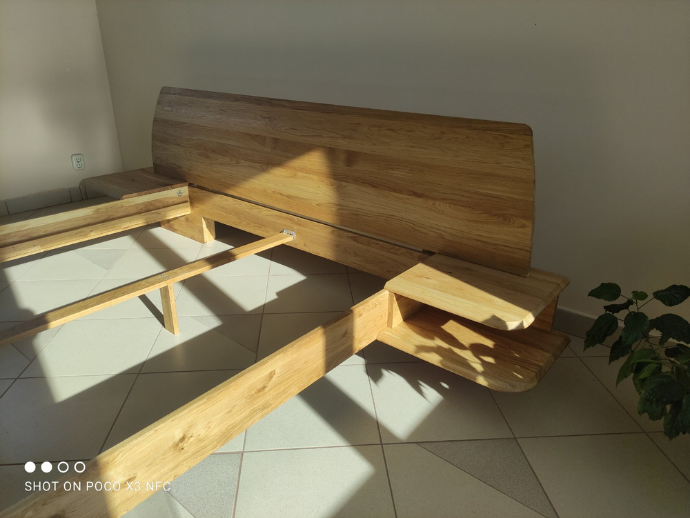 Кровать из массива дуба со встроенными полками Amandi