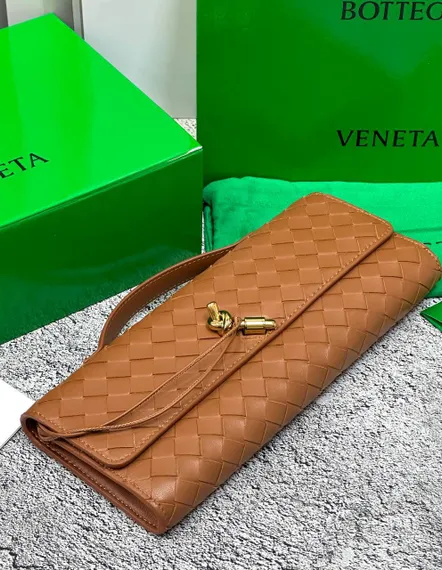 Клатч Bottega Veneta Andiamo коричневый