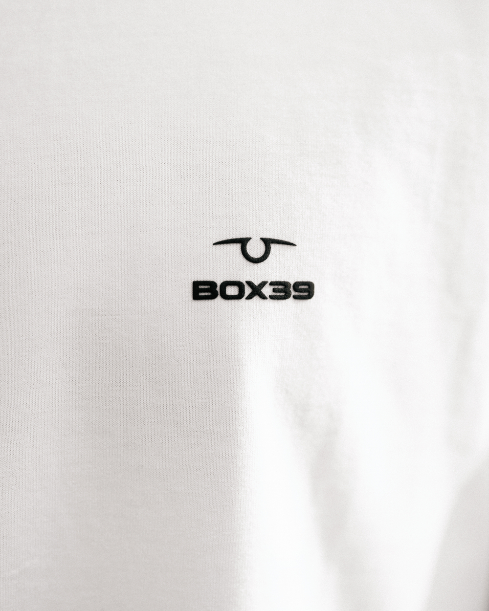 Футболка белая с лого на груди S